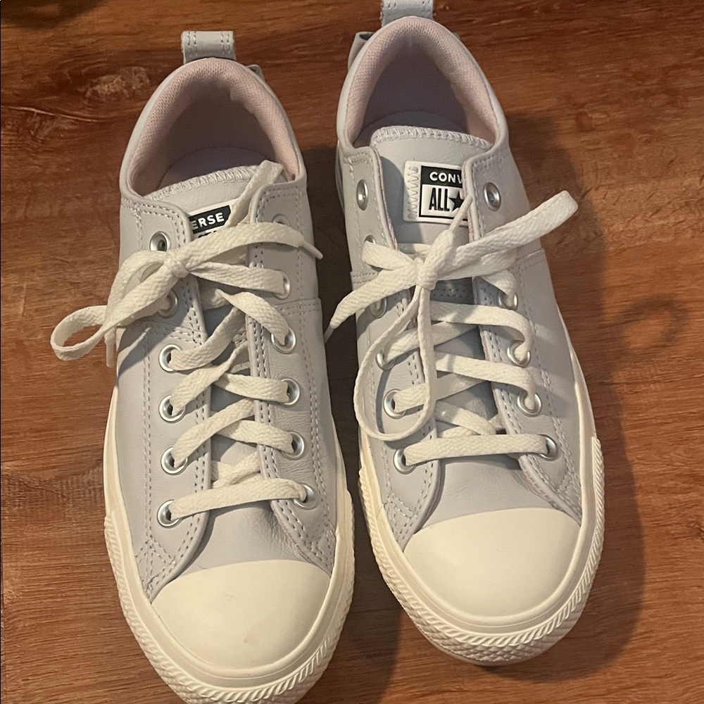 Converse Women’s Light Gray Sneakers
